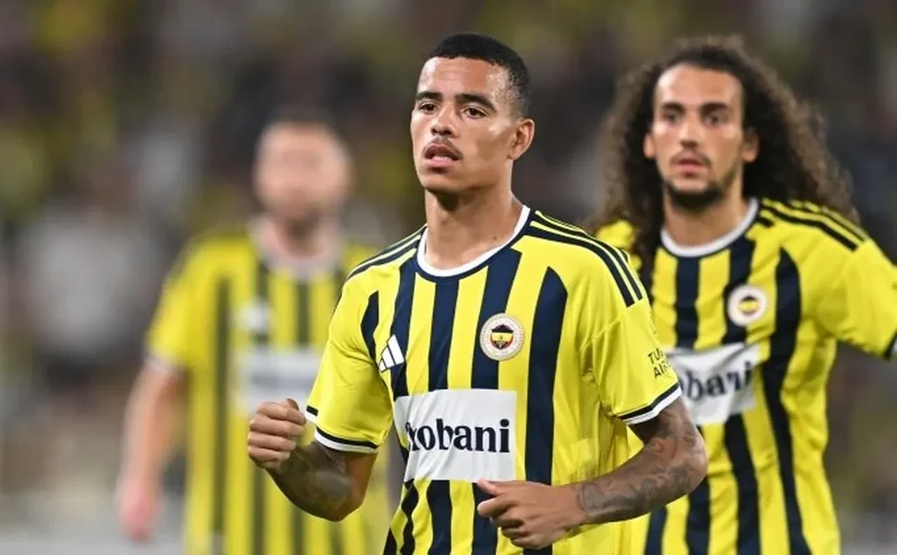 Avrupa devleri Fenerbahçe'nin yıldızının peşinde! 2 kulüp oyuncuyla görüşmelere başladı