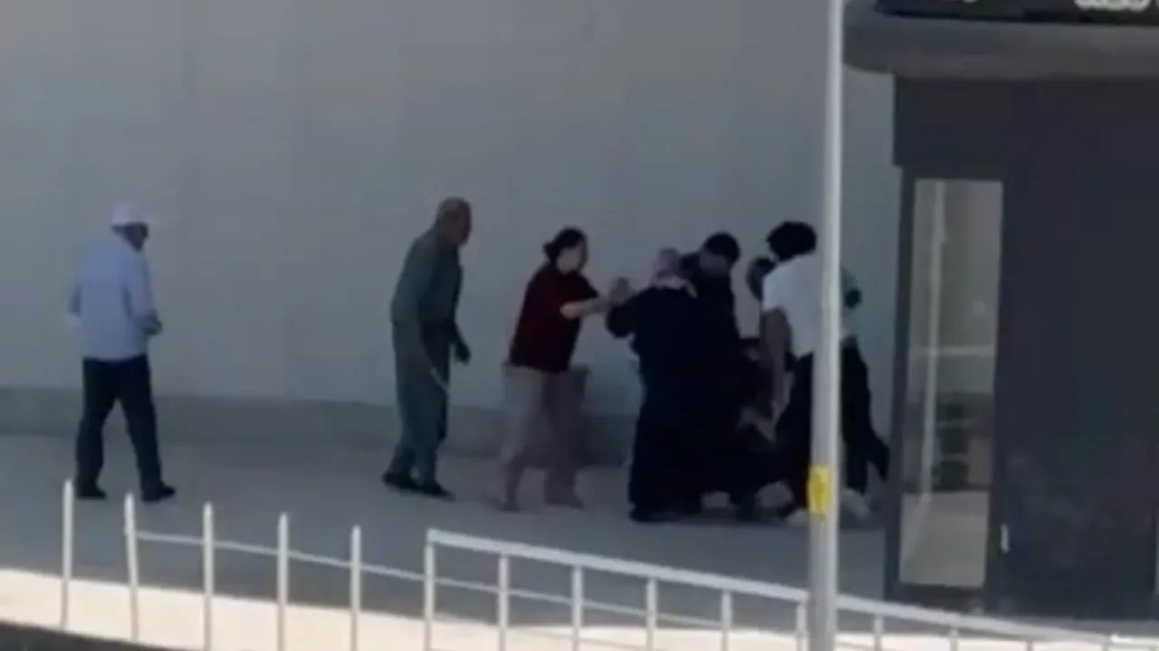 Baba mirası, kardeşleri birbirine düşürdü! 3 kardeşin yaralandığı kavga kamerada