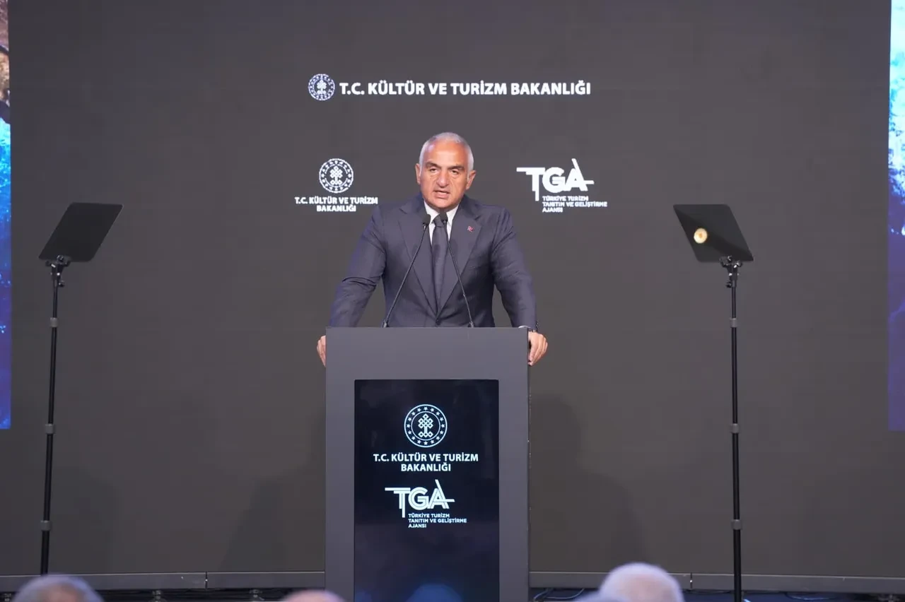 Bakan Ersoy açıkladı: İlk 6 ayda 25,7 milyon turist geldi
