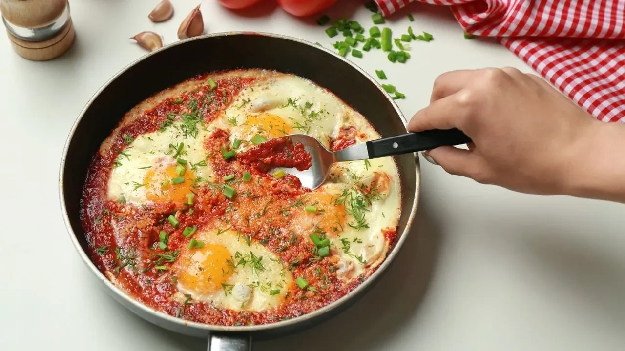 Bu tarifi yapmak için sabırsızlanacaksınız! Kahvaltıların yeni gözdesi çörekotlu yumurta