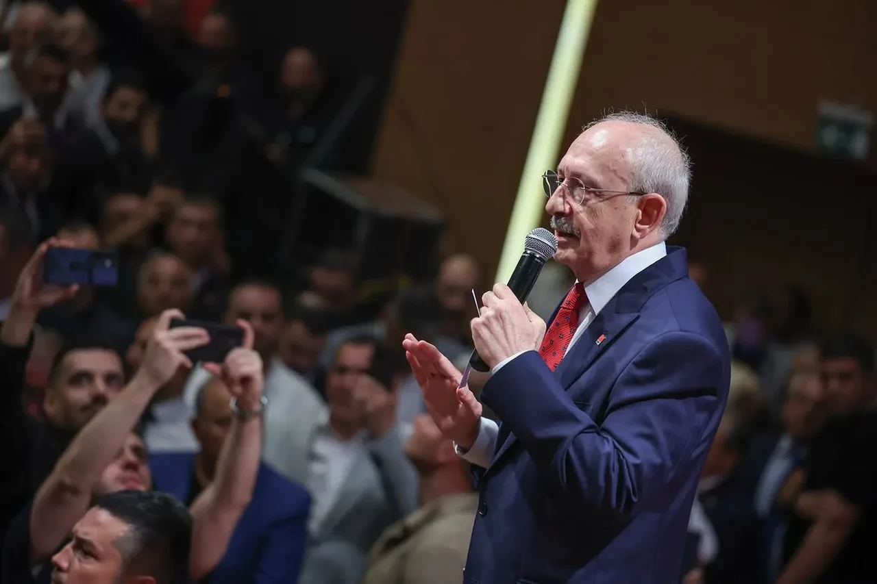 CHP'nin kapalı zirvesinde kriz! 44 vekilden 19 vekil katılmadı