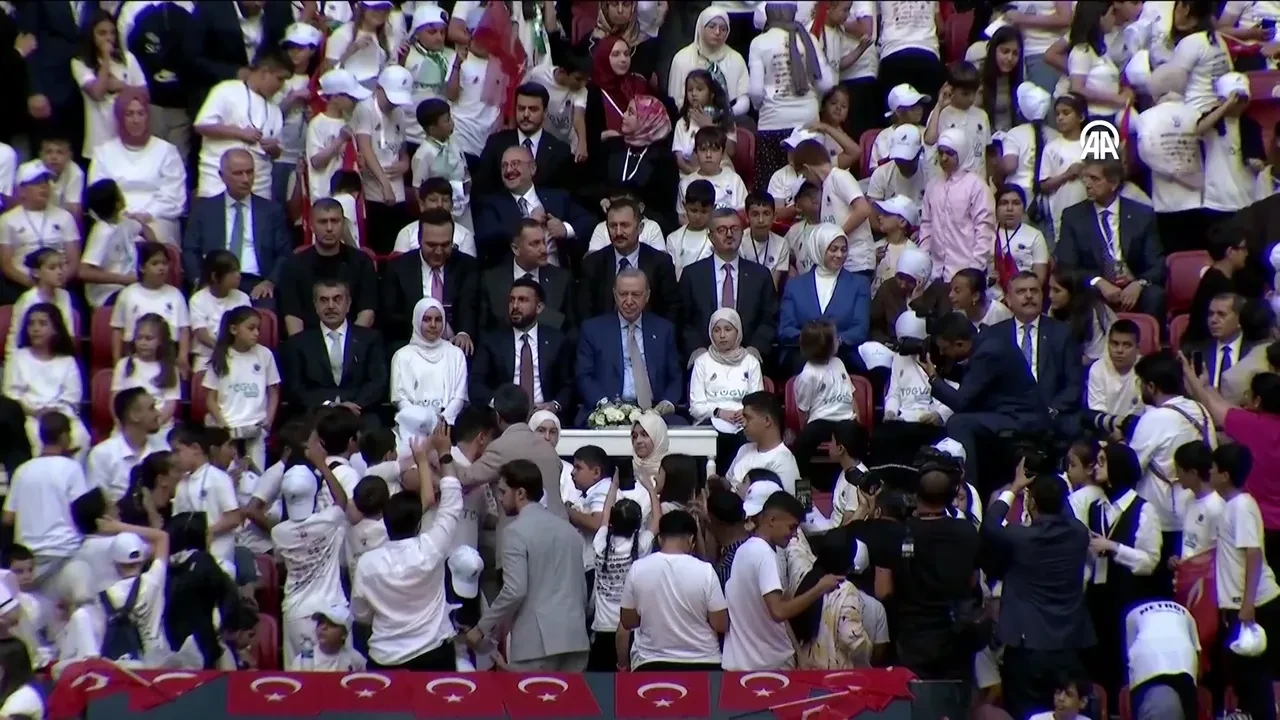 Cumhurbaşkanı Erdoğan'dan TÜGVA'yı hedef alanlara tepki: Gençler ecdadı anlamasın, tarih kodlarıyla buluşmasın diye hazmedemiyorlar