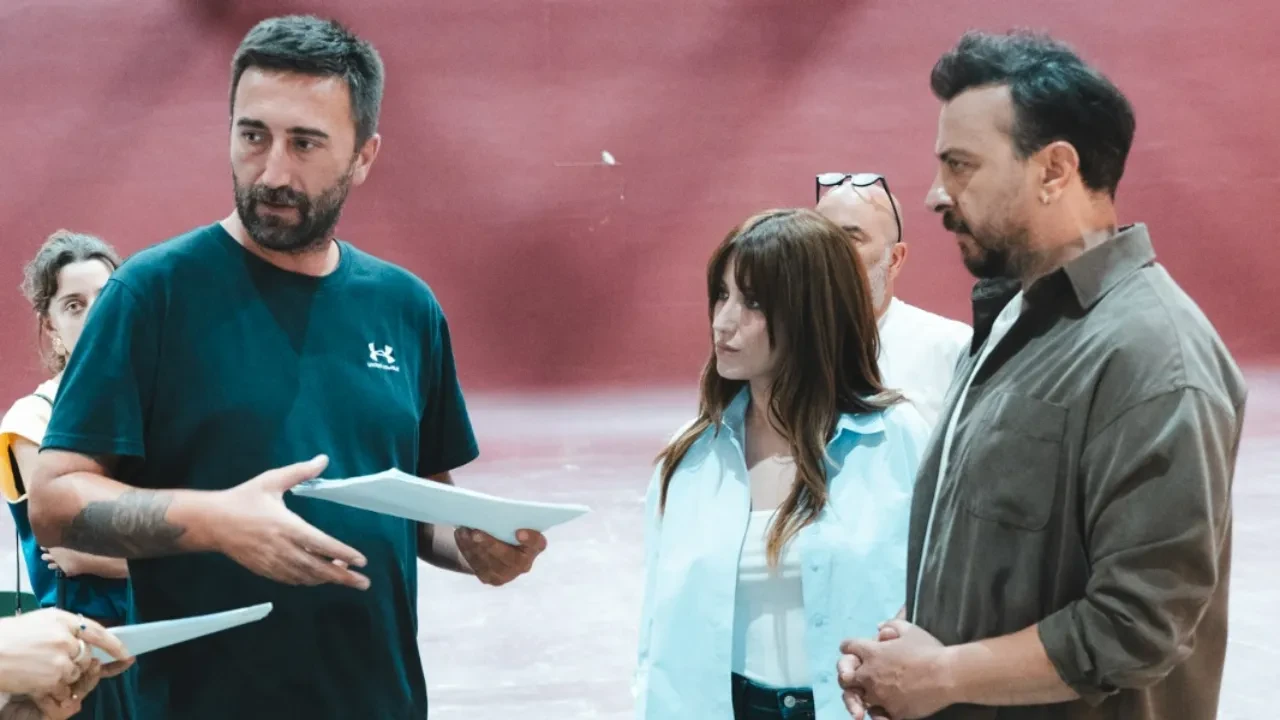 Hazal Kaya ve Ali Atay'dan merak uyandıran set kareleri! Yeni proje mi geliyor?