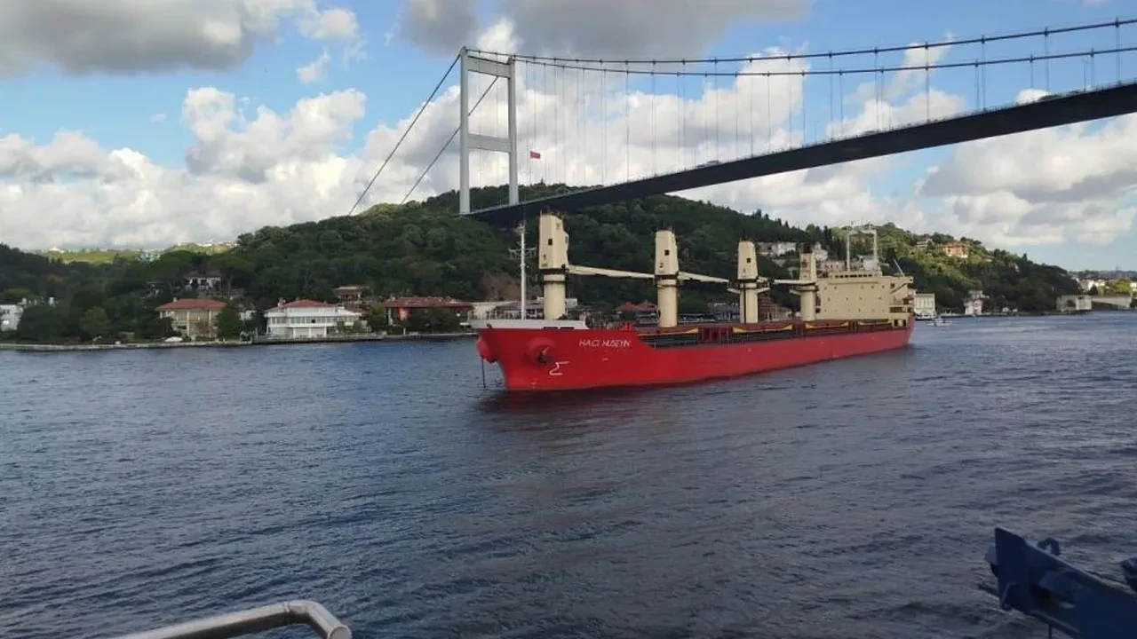 İstanbul Boğazı'nda Rusya'dan gelen yük gemisi arıza yaptı: Trafik çift yönlü durduruldu