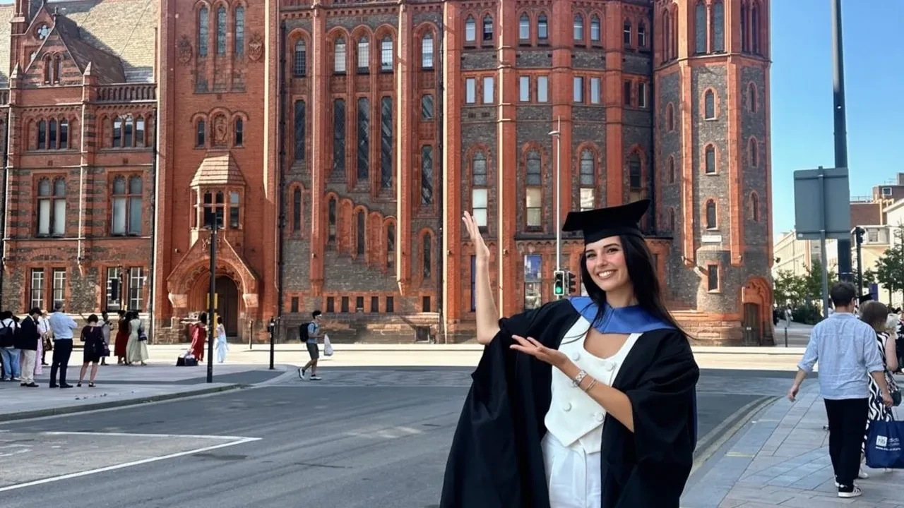 Oyuncu Yasemin Yazıcı İngiltere’de tarih yazdı! ‘Yılın Tezi’ ödülünün sahibi oldu