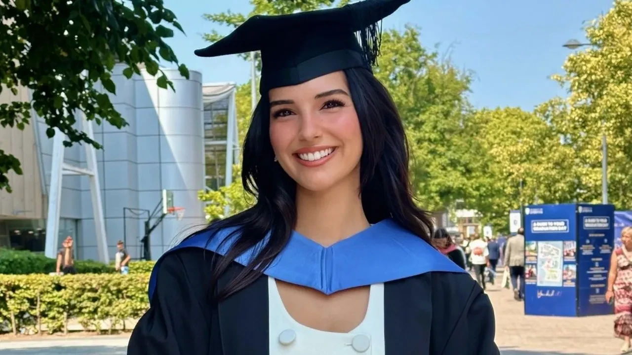 Oyuncu Yasemin Yazıcı İngiltere’de tarih yazdı! ‘Yılın Tezi’ ödülünün sahibi oldu