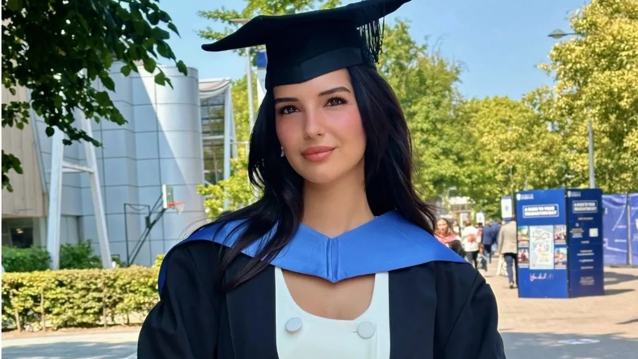 Oyuncu Yasemin Yazıcı İngiltere’de tarih yazdı! ‘Yılın Tezi’ ödülünün sahibi oldu