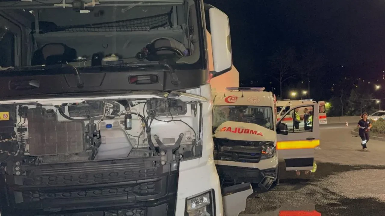 Samsun’da gece yarısı dehşet kaza: Hasta taşıyan 112 ambulansı tırla çarpıştı