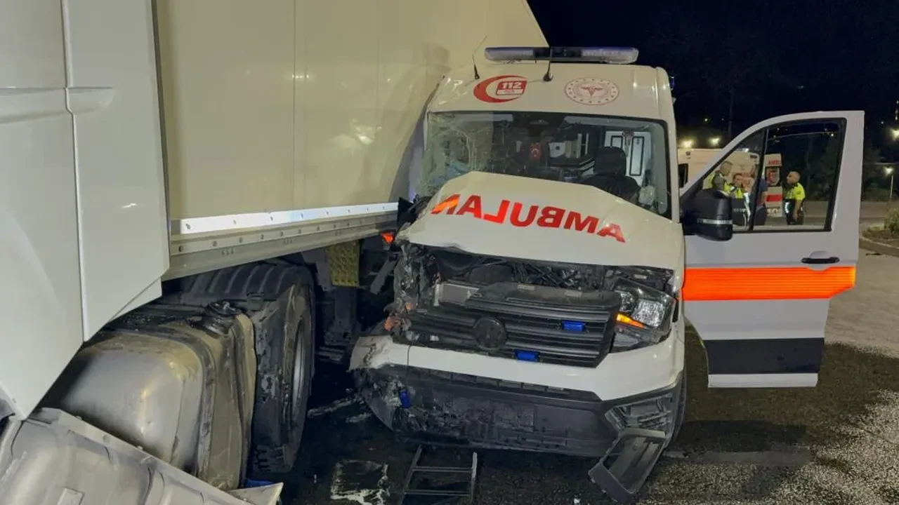 Samsun’da gece yarısı dehşet kaza: Hasta taşıyan 112 ambulansı tırla çarpıştı