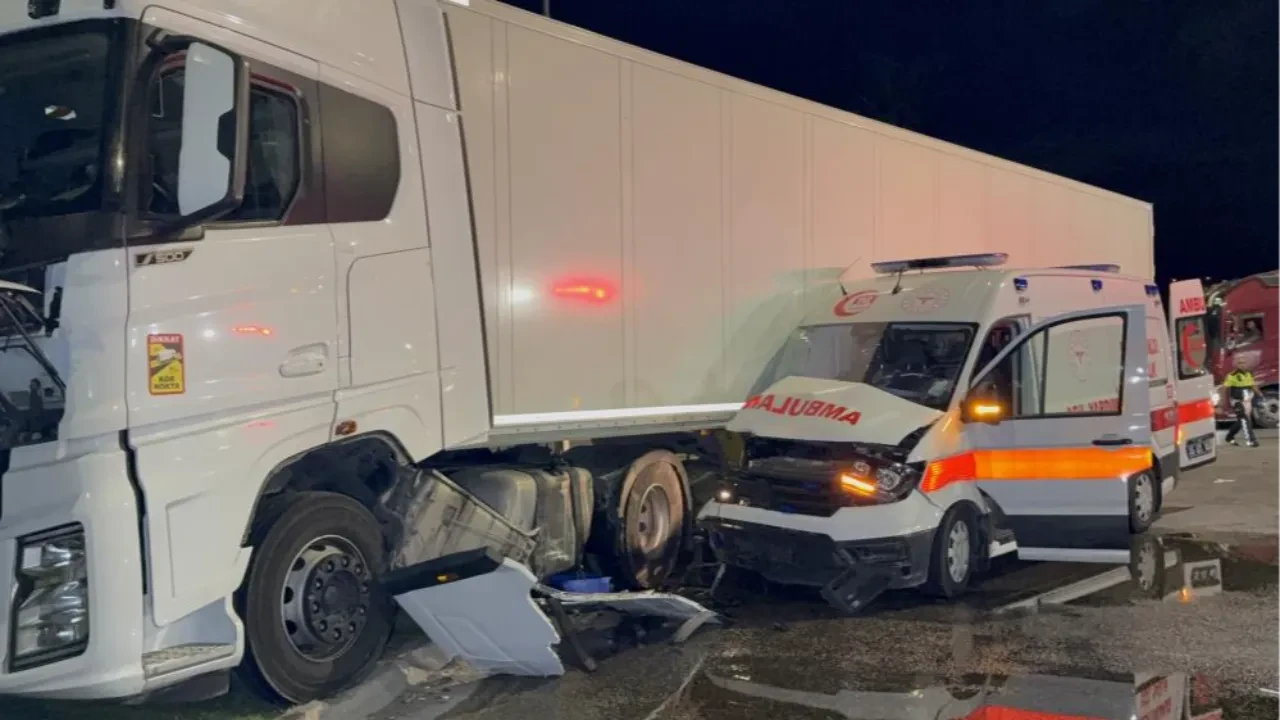 Samsun’da gece yarısı dehşet kaza: Hasta taşıyan 112 ambulansı tırla çarpıştı