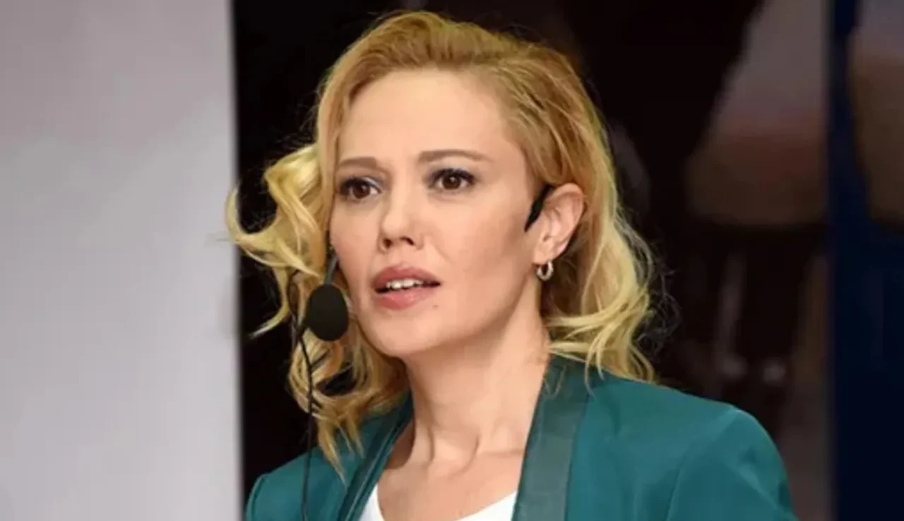 Tijen Karaş şu an ne yapıyor, hangi kanalda? Darbe bildirisini okuyan spiker olarak hafızalara kazındı