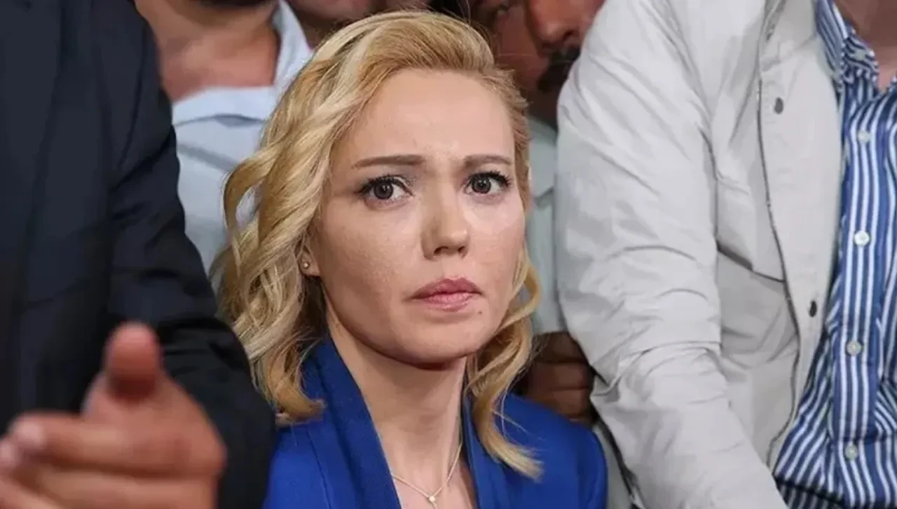 Tijen Karaş şu an ne yapıyor, hangi kanalda? Darbe bildirisini okuyan spiker olarak hafızalara kazındı