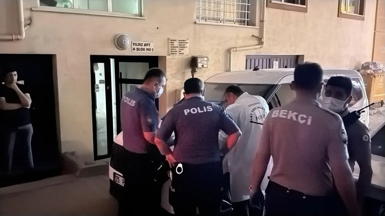 Ağır kokuyu sokağı sardı, acı gerçek ortaya çıktı: Evinde ölü bulundu