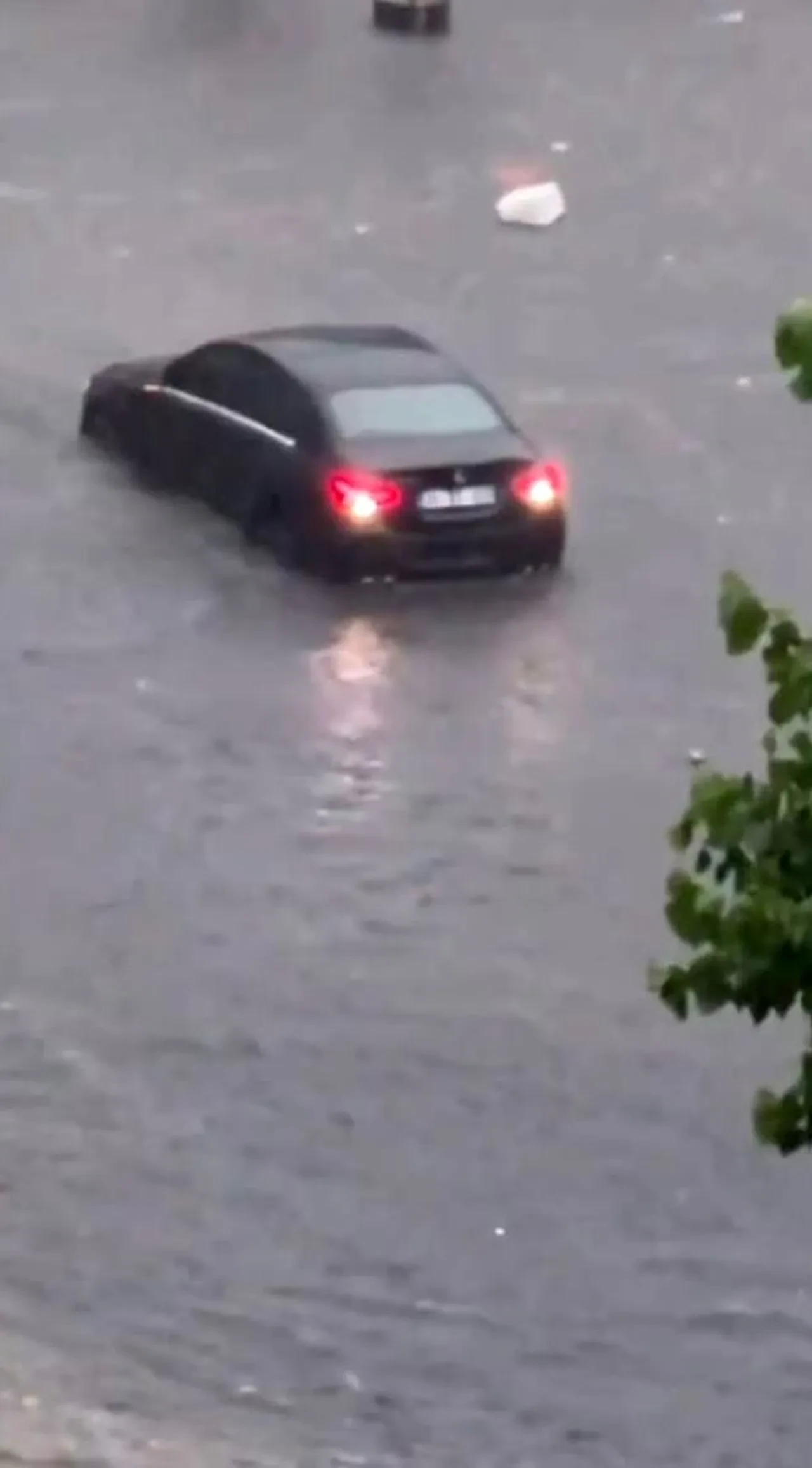 AKOM İstanbul için saat verdi! Kuvvetli sağanak bir anda bastırdı: Cadde ve sokaklar göle döndü 