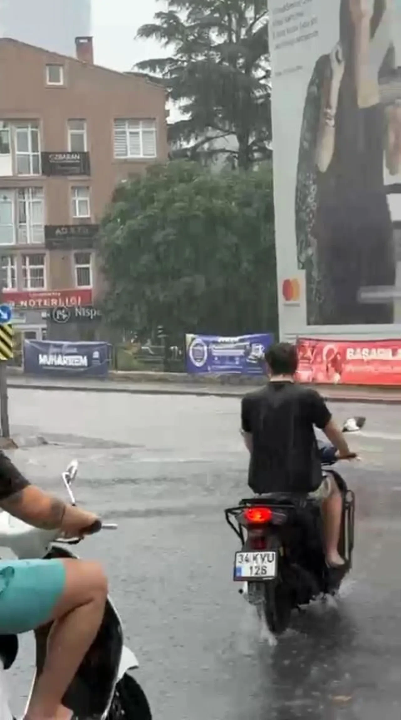 AKOM İstanbul için saat verdi! Kuvvetli sağanak bir anda bastırdı: Cadde ve sokaklar göle döndü 