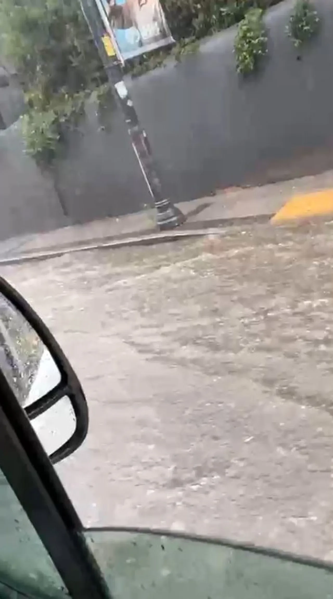 AKOM İstanbul için saat verdi! Kuvvetli sağanak bir anda bastırdı: Cadde ve sokaklar göle döndü 