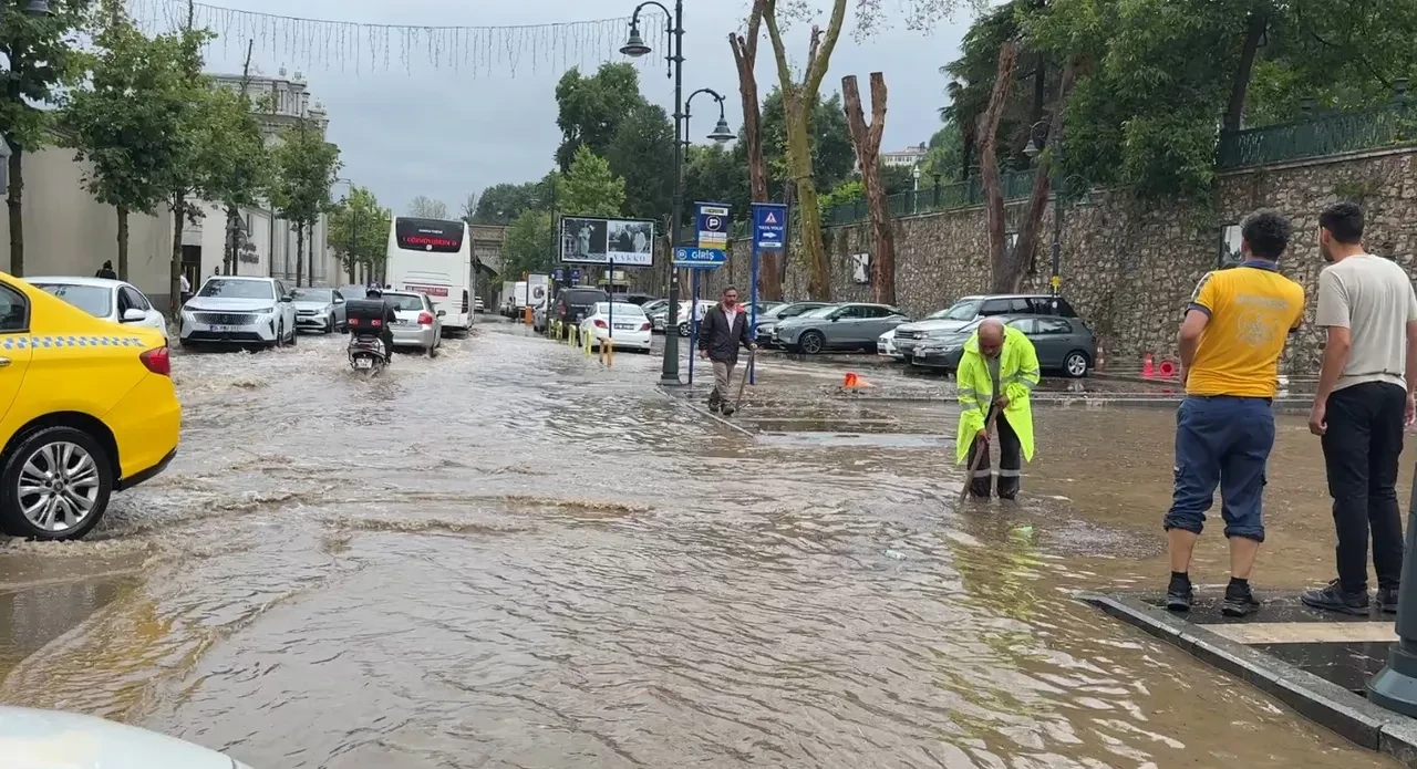 AKOM İstanbul için saat verdi! Kuvvetli sağanak bir anda bastırdı: Cadde ve sokaklar göle döndü