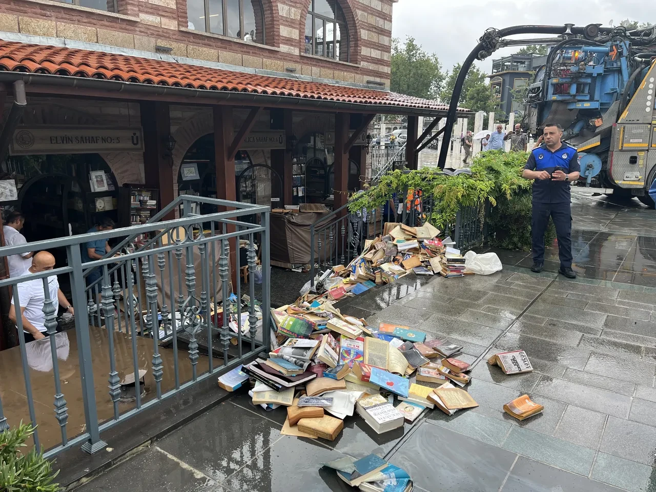 AKOM İstanbul için saat verdi! Kuvvetli sağanak bir anda bastırdı: Cadde ve sokaklar göle döndü