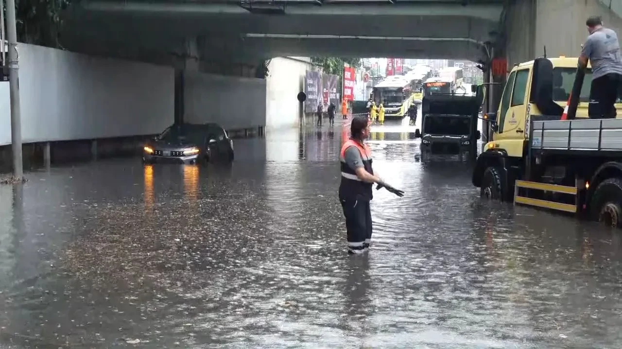 AKOM İstanbul için saat verdi! Kuvvetli sağanak bir anda bastırdı: Cadde ve sokaklar göle döndü