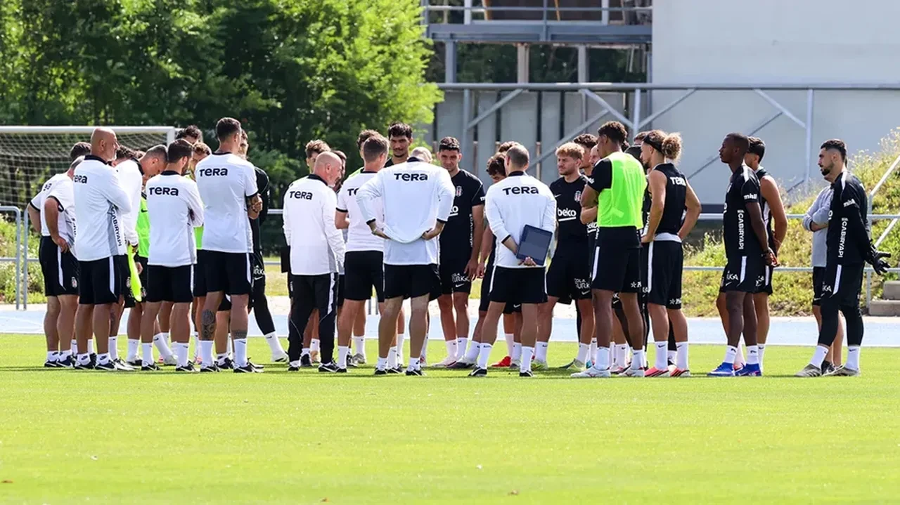 Beşiktaş'ta bir ayrılık daha! Yıldız isim Süper Lig ekibine transfer oldu