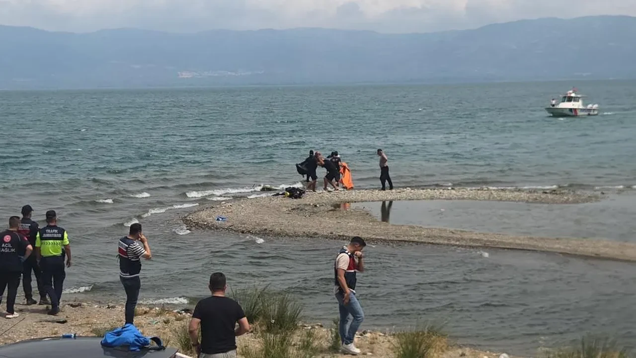 Bursa'da İznik Gölü'ne giren 2 genç boğularak can verdi! Aileleri olay yerinde feryat etti
