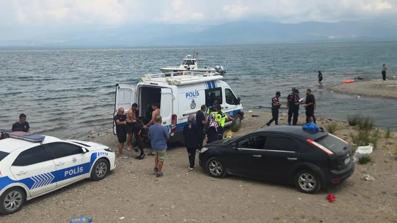 Bursa'da İznik Gölü'ne giren 2 genç boğularak can verdi! Aileleri olay yerinde feryat etti