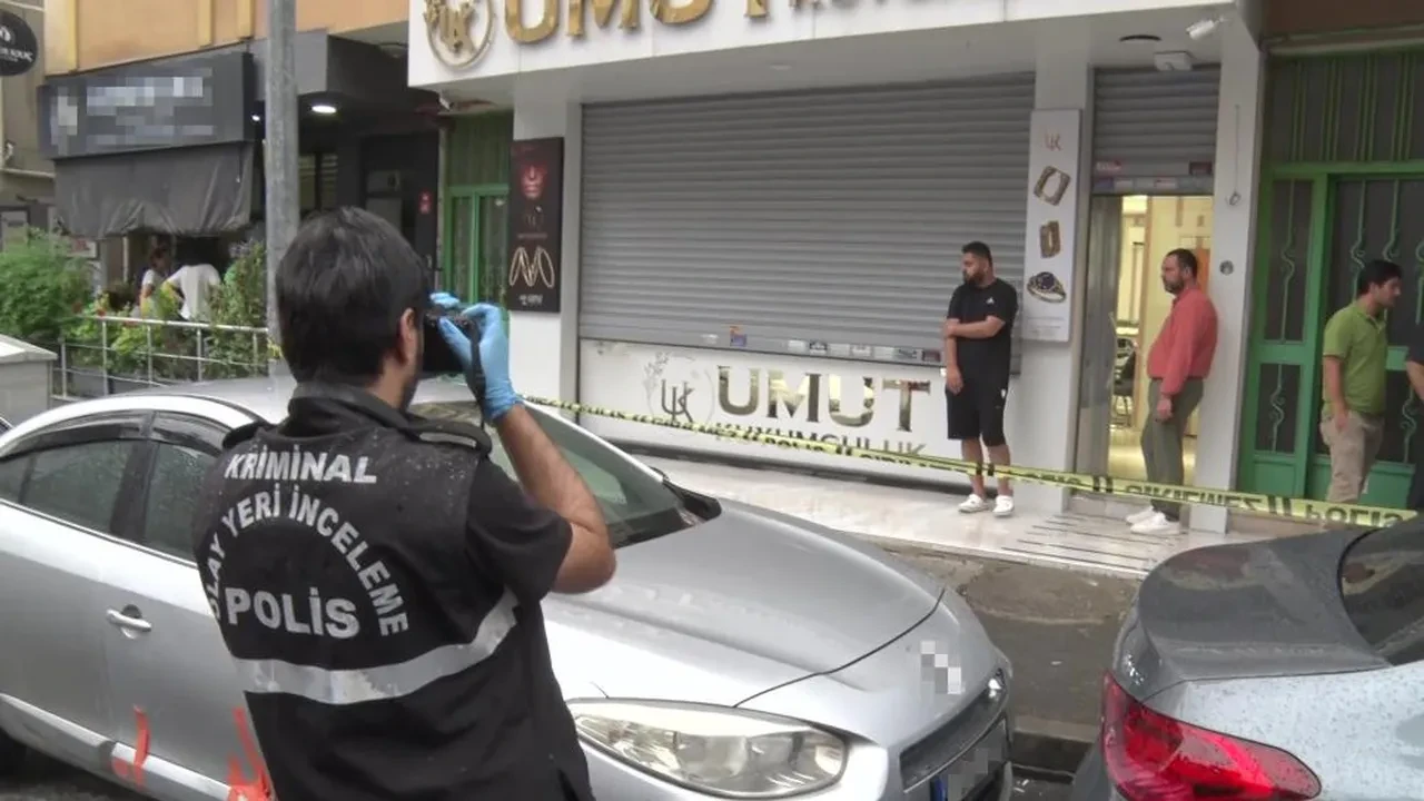 İstanbul'da kuyumcu soygunu! Maskeli 2 kişi motosikletle kayıplara karıştı