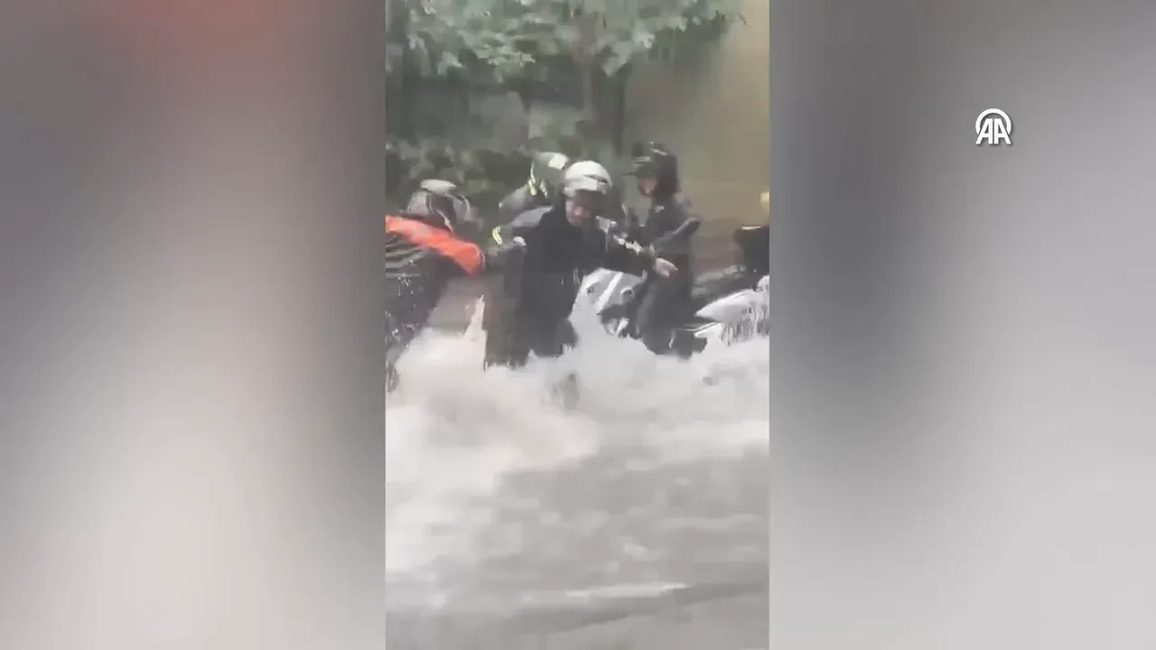 İstanbul'da sağanak yağış sonrası kuryeler akıntıya kapıldı! O anlar kamerada