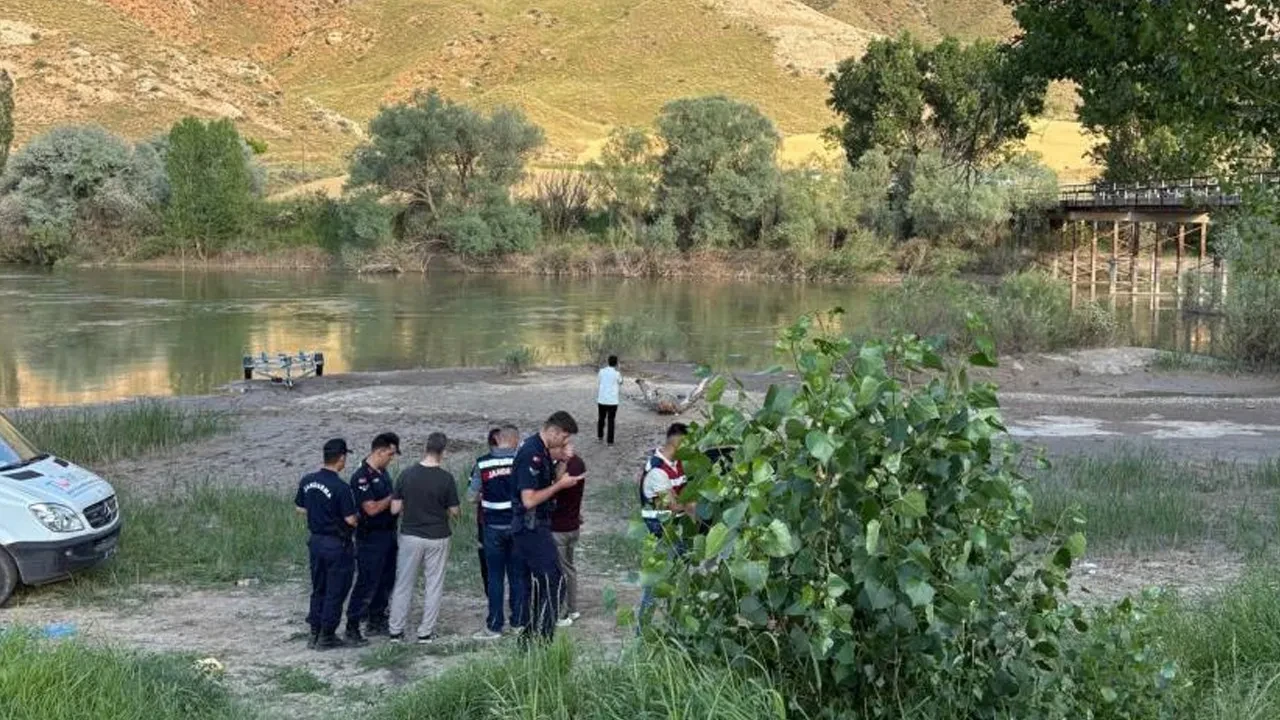 Kayseri'de Kızılırmak Nehri baba ile oğlu ayırdı! Çocuğu için girdi kayboldu