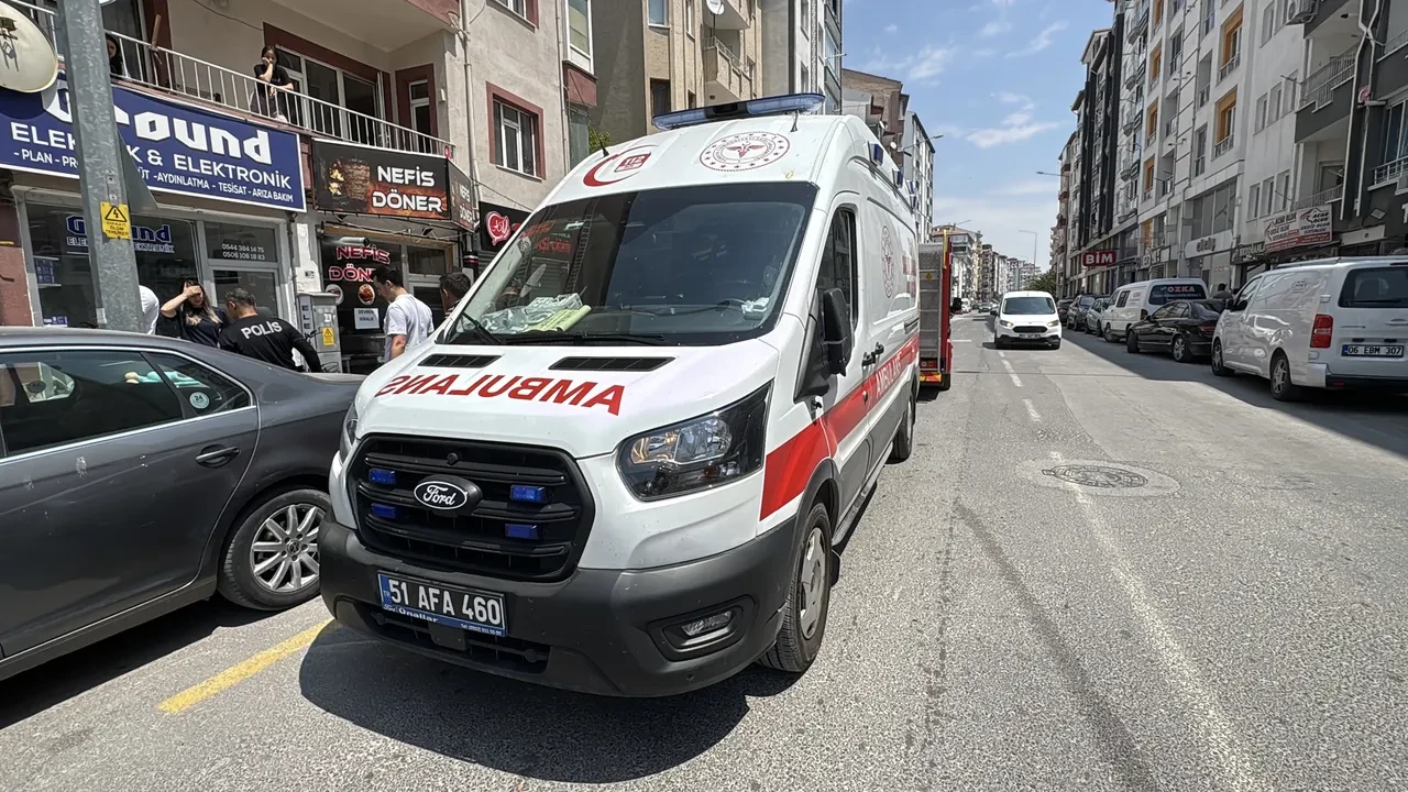 Niğde'de eski nişanlısını rehin alan kadın dehşet saçtı: Camla yaraladı, kriz geçirdi