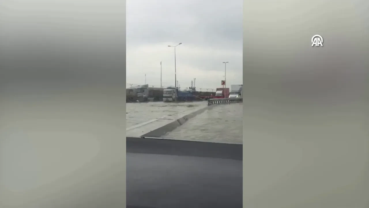 Sağanak yağış sonrası Üsküdar Harem Sahil yolu denizle birleşti!