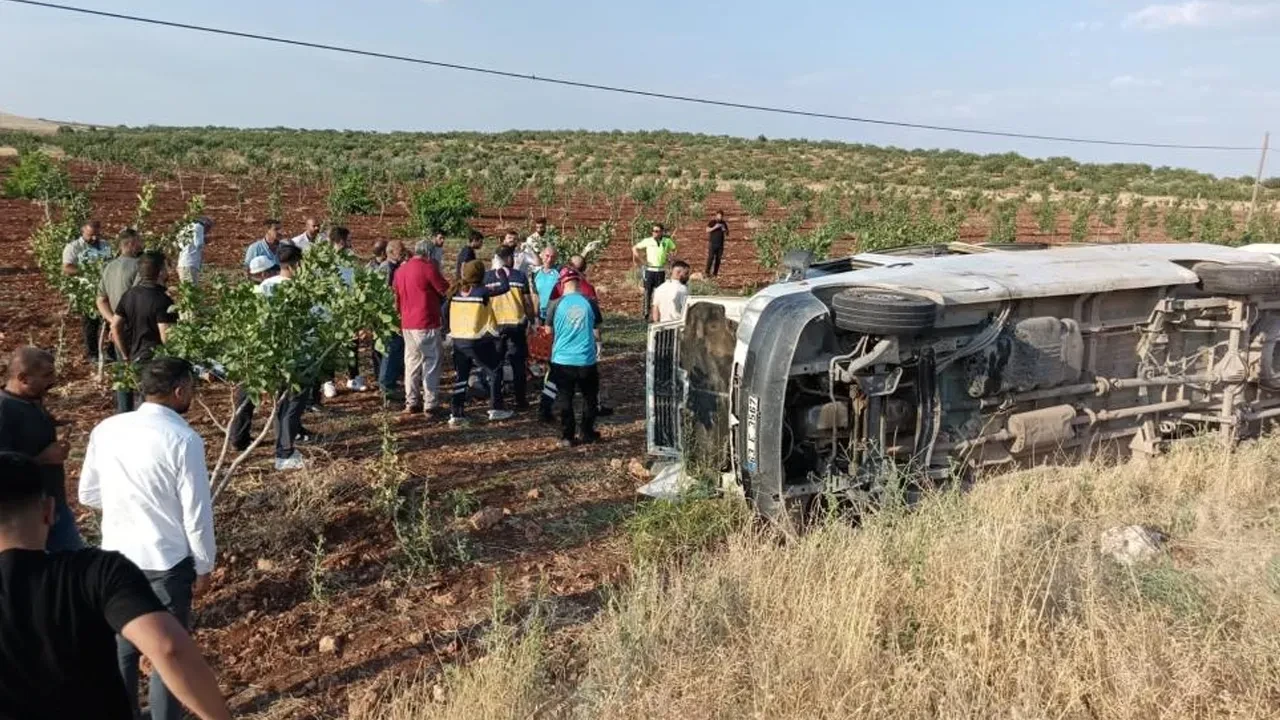 Şanlıurfa'da tarım işçilerini taşıyan minibüs devrildi: 22 yaralı