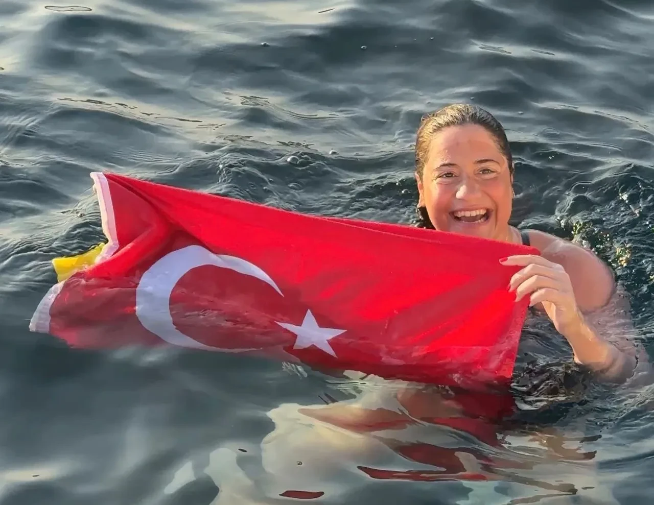 Ultra maraton yüzücüsü Aysu Türkoğlu tarihe geçti! Tsugaru Kanalı'nı 13 saat 44 dakikada geçti