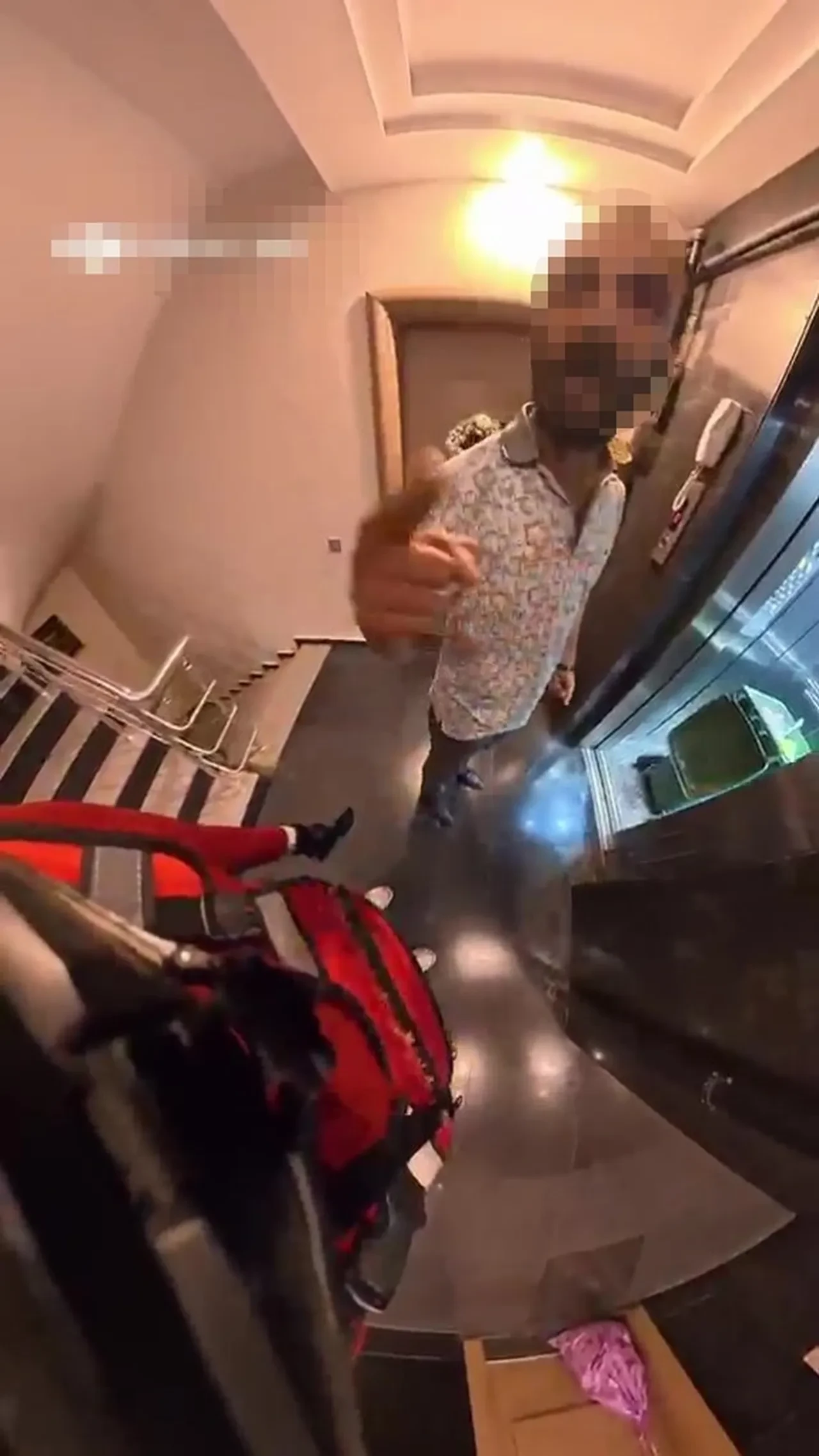 Apartman görevlisinden kadın kuryeye çirkin saldırı! ‘Asansörü kullanamazsın’