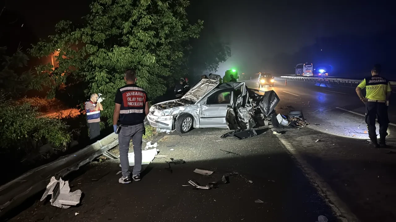 Arızalanan otomobile tır çarptı: 1 ölü, 3 yaralı