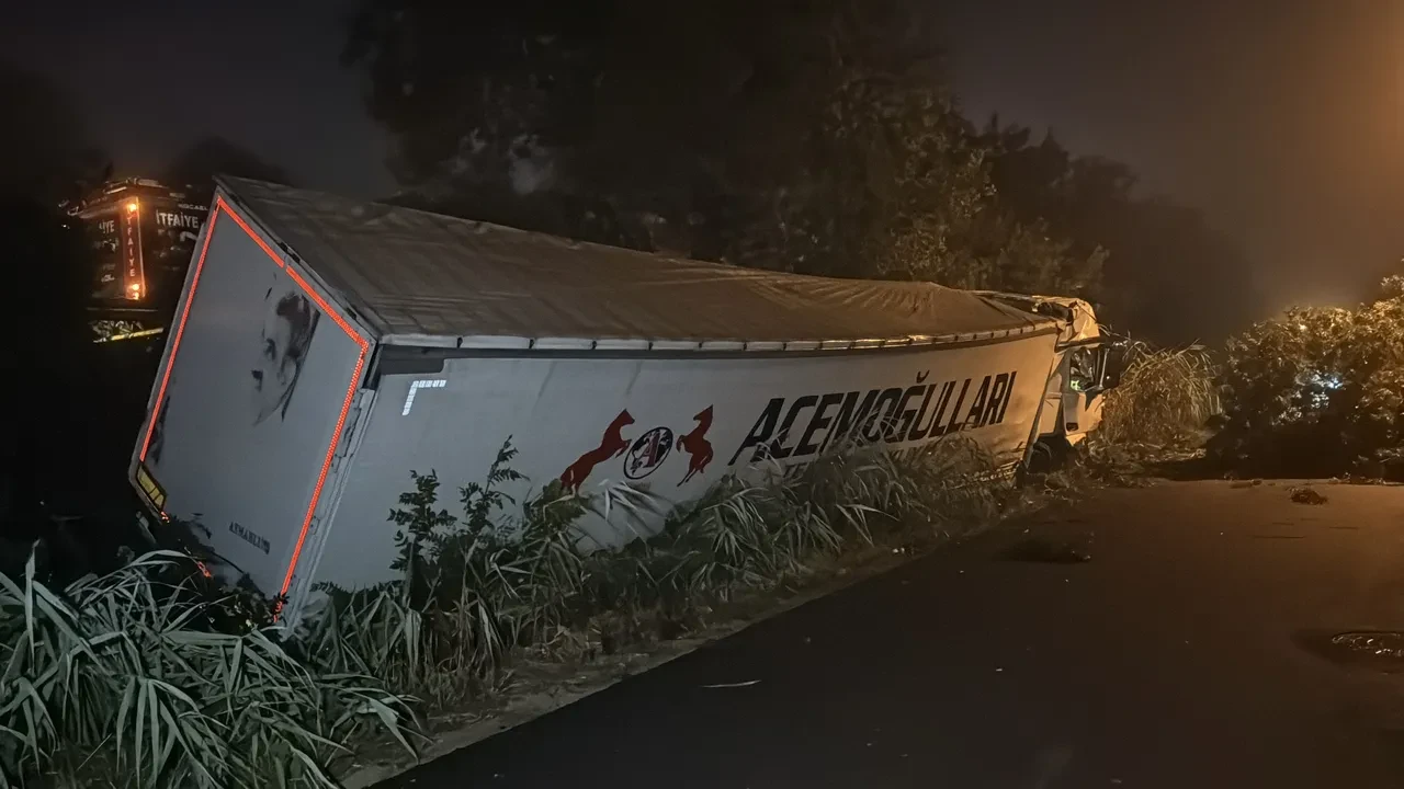 Arızalanan otomobile tır çarptı: 1 ölü, 3 yaralı