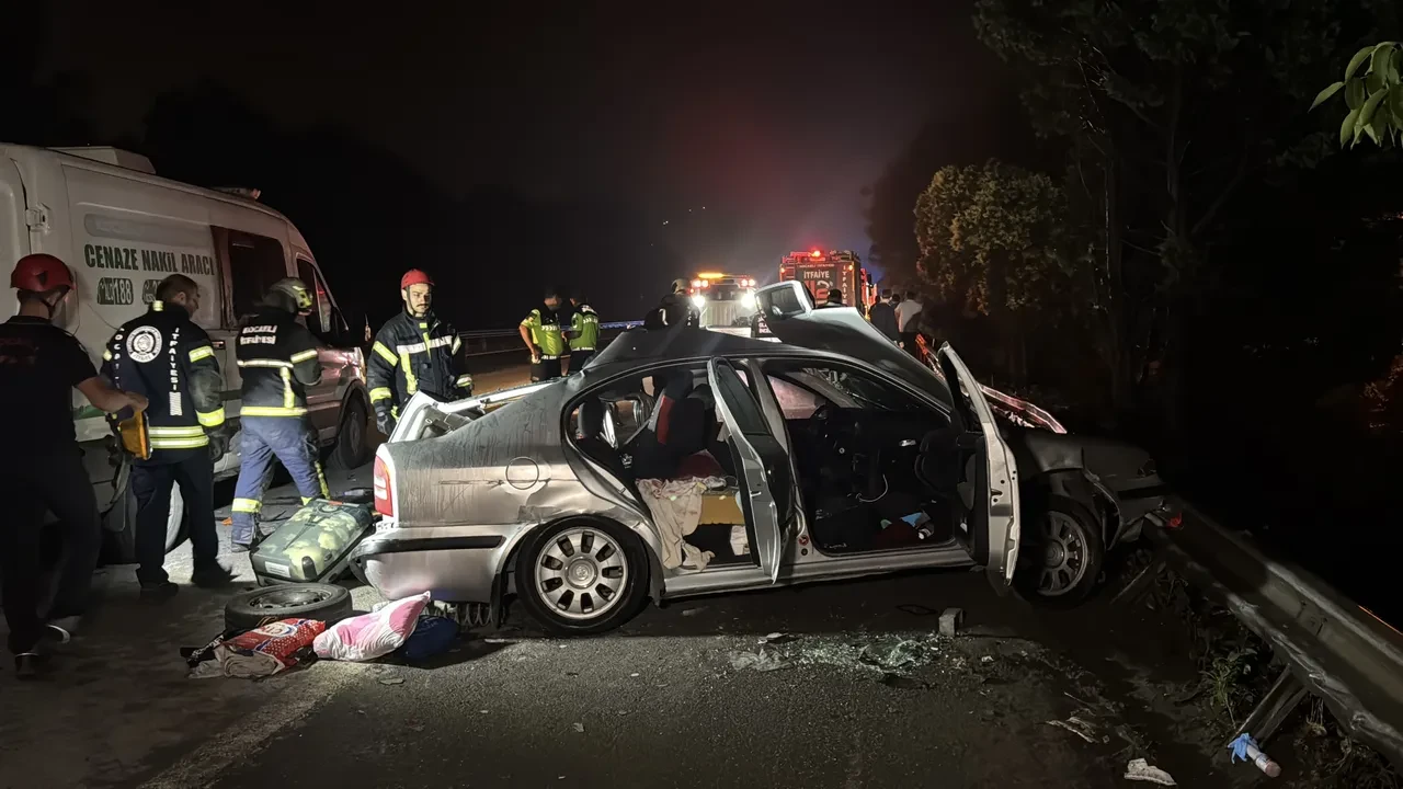 Arızalanan otomobile tır çarptı: 1 ölü, 3 yaralı