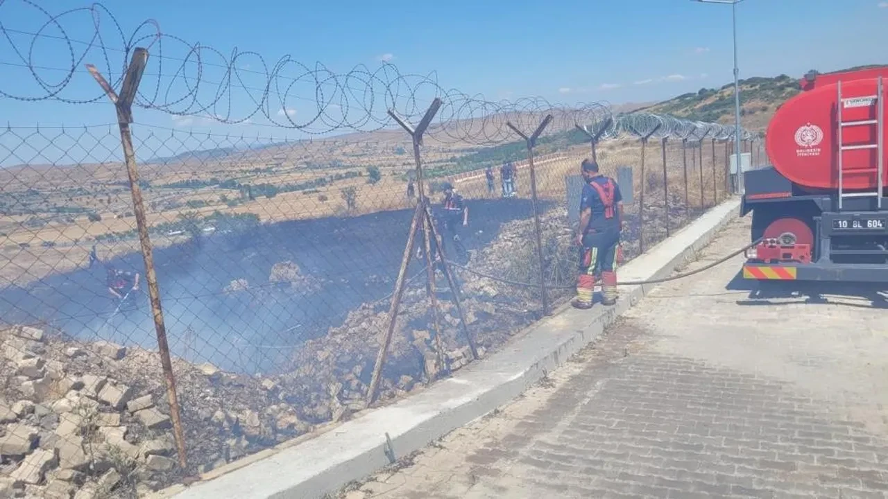 Balıkesir'de 3 bölgede birden orman yangını çıktı! Alevlerle mücadele sürüyor