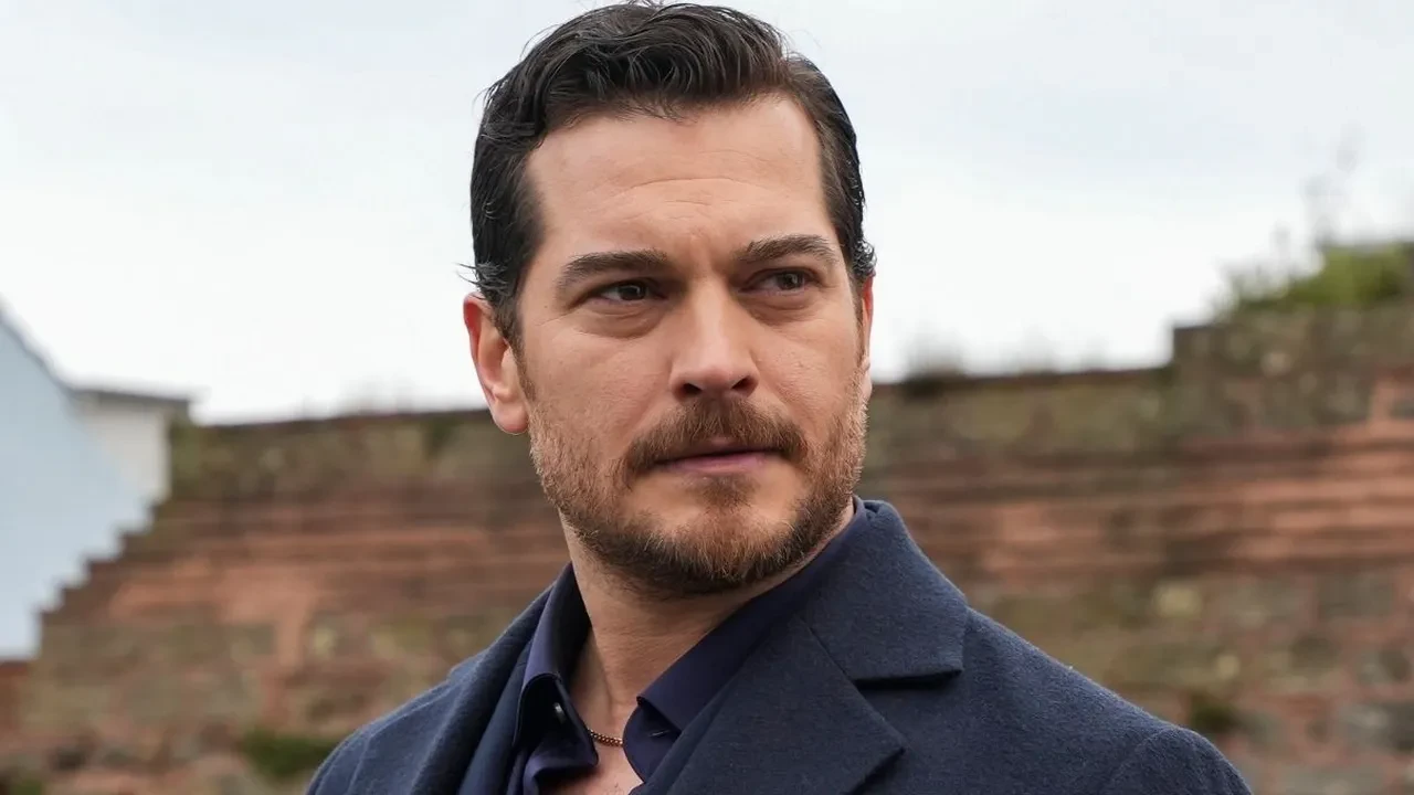 Çağatay Ulusoy ve Aslıhan Malbora'dan düğünde aşk pozu! Gözlerden uzak aşklarını sürdürüyorlardı