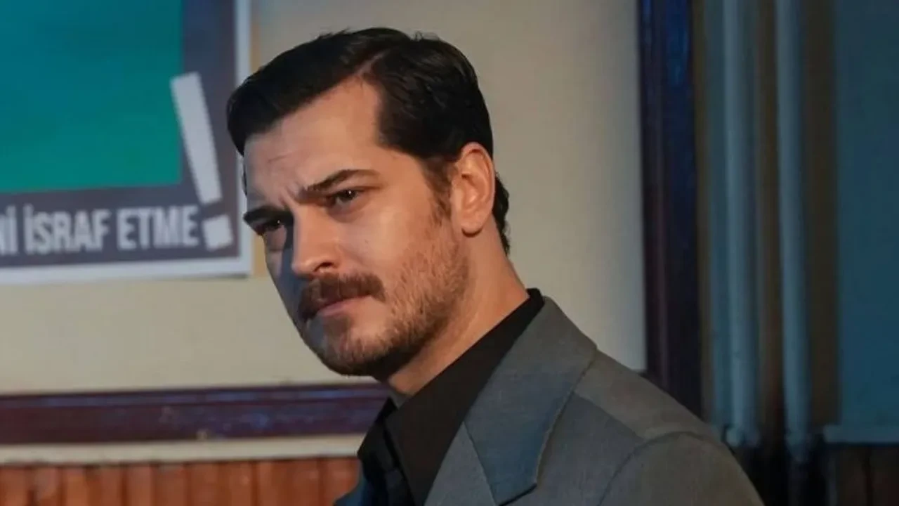 Çağatay Ulusoy ve Aslıhan Malbora'dan düğünde aşk pozu! Gözlerden uzak aşklarını sürdürüyorlardı