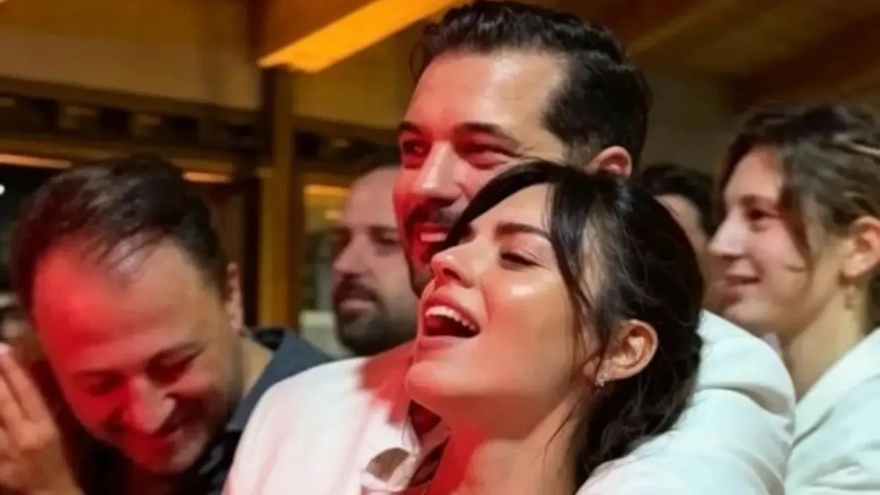 Çağatay Ulusoy ve Aslıhan Malbora'dan düğünde aşk pozu! Gözlerden uzak aşklarını sürdürüyorlardı