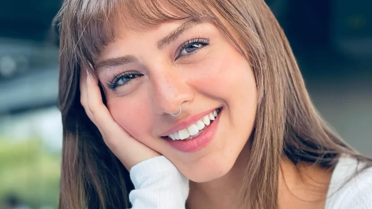 Çağatay Ulusoy ve Aslıhan Malbora'dan düğünde aşk pozu! Gözlerden uzak aşklarını sürdürüyorlardı