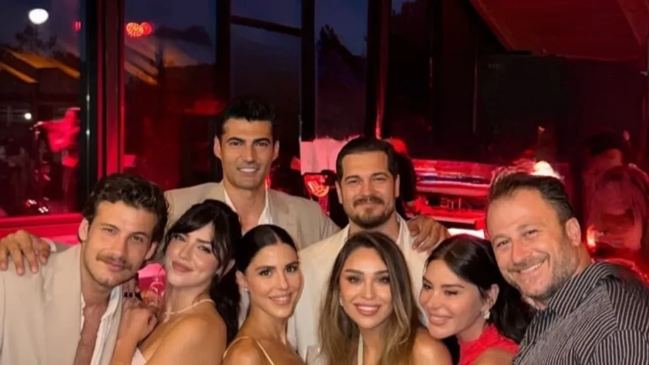 Çağatay Ulusoy ve Aslıhan Malbora'dan düğünde aşk pozu! Gözlerden uzak aşklarını sürdürüyorlardı
