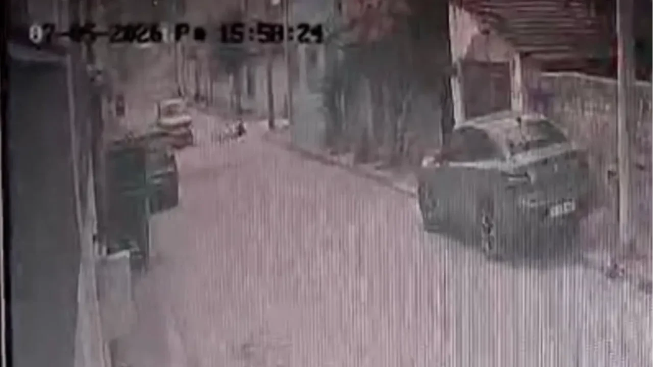 Eskişehir'de korkutan kaza kamerada: 6 yaşındaki bisikletli çocuk kaldırıma savruldu