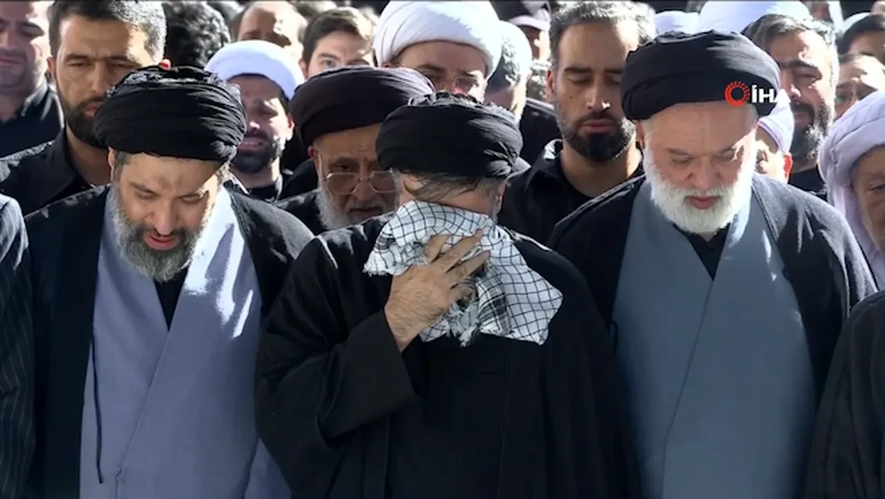 İran'ın eski dini lideri Hamaney için cenaze namazı: Oğulları da katıldı
