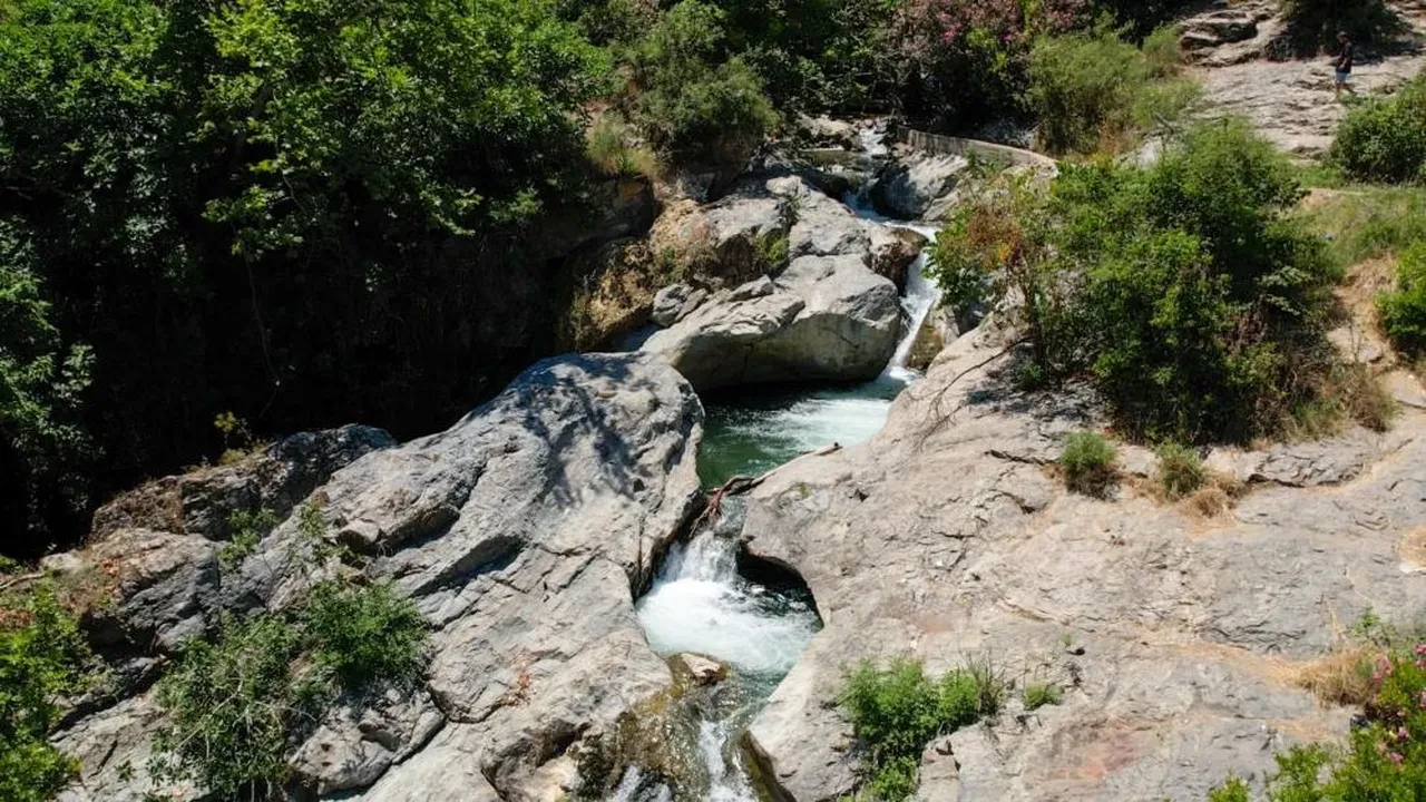 Manisa'da 'Eşek Kulaklı Midas' için akın eden ziyaretçiler bölgeyi çöplüğe çevirdi