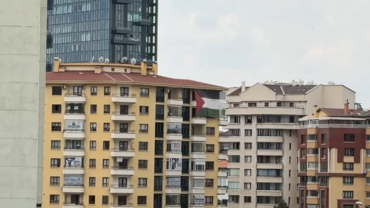 Ankara’da Trump’ın kalacağı otelin karşısına Filistin bayrağı asıldı