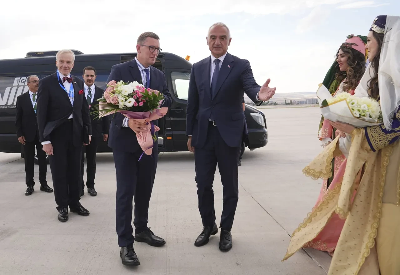 Bakan Ersoy'dan NATO Zirvesi'nde yoğun diplomasi trafiği
