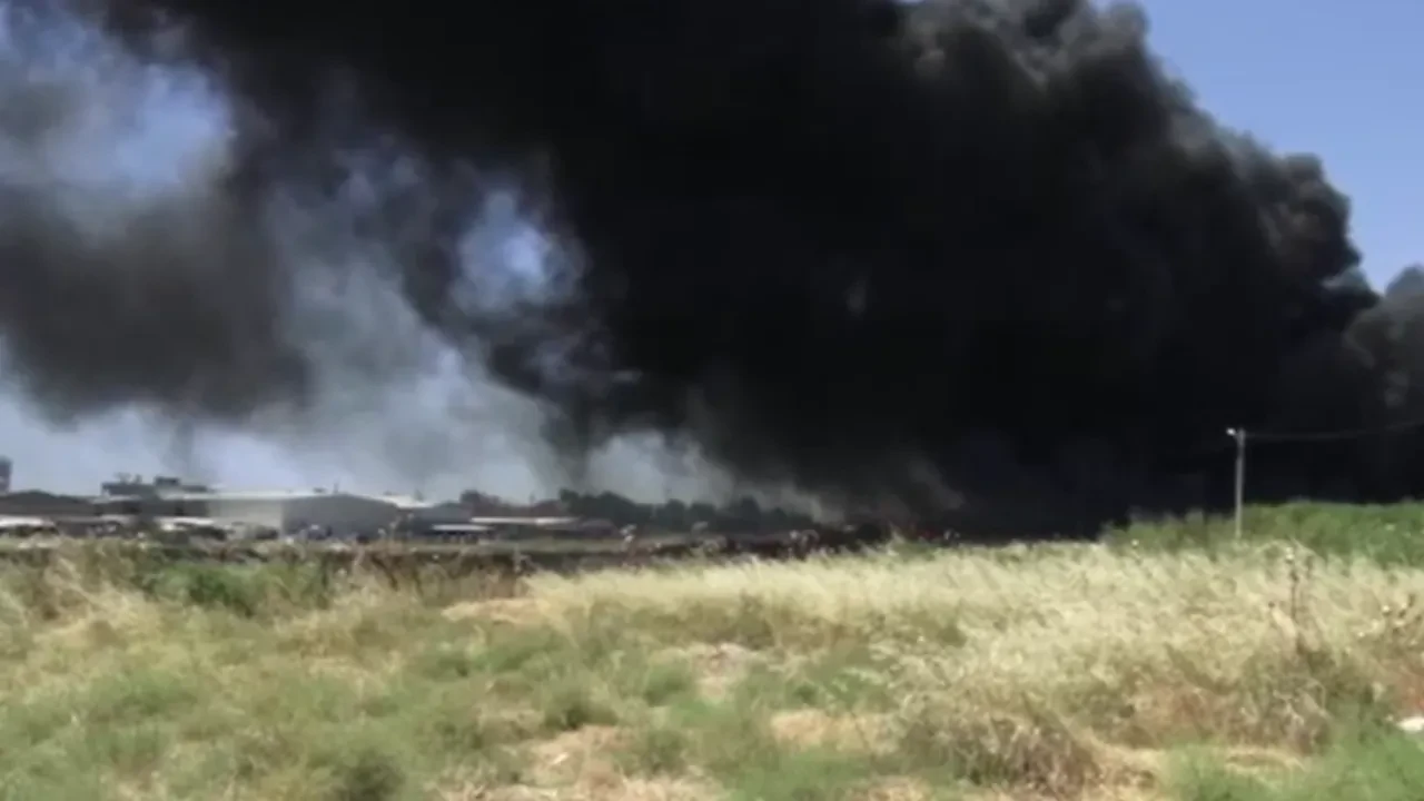 İzmir’de geri dönüşüm fabrikasında yangın: Siyah alevler gökyüzünü kapladı