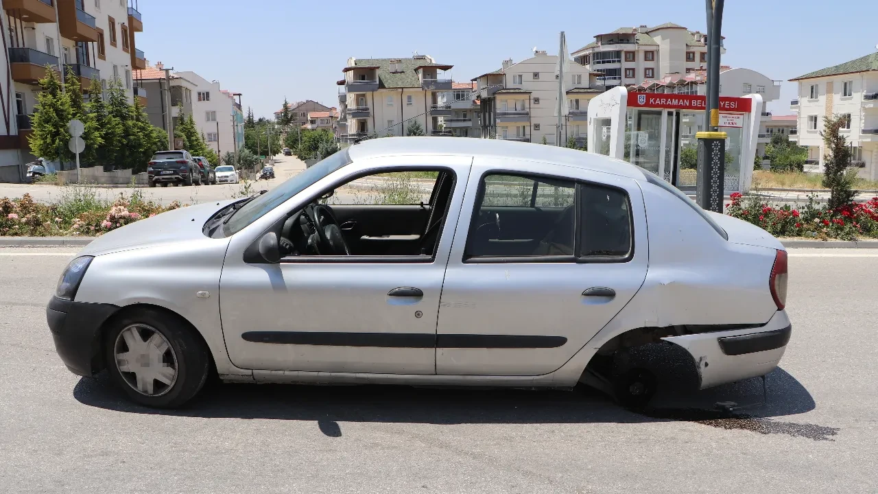 Karaman’da kontrolden çıkan otomobil beton dubaya çarptı: O anlar kamerada